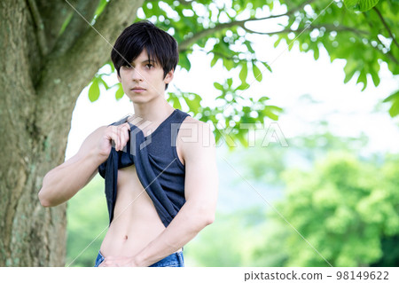一個外國男人在樹蔭下檢查他的腰 98149622
