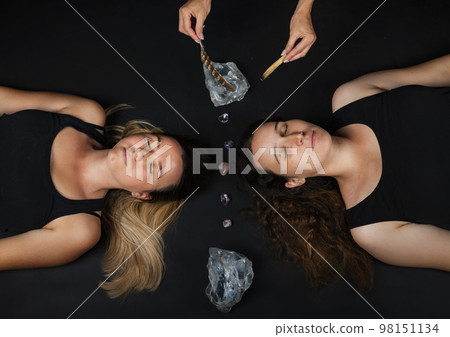 woman and energy healing 98151134