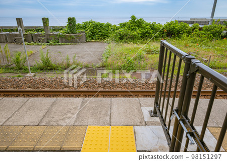[Ichiburi Station] Looking at the sea from the platform [Echigo Tokimeki Railway] 98151297