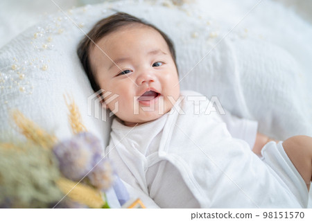 100 days old baby (3 months old) 98151570