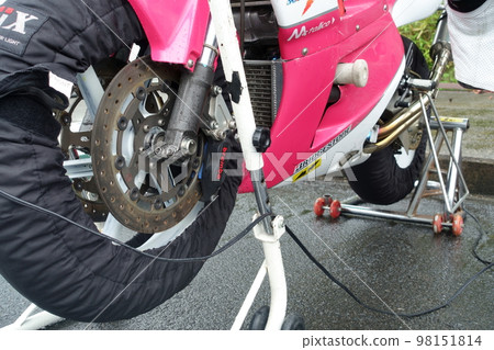帶輪胎加熱器的摩托車 98151814