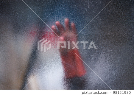 在玻璃窗外尋找橡膠手套 98151980