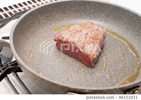 Japanese black beef thigh cooking scene Japanese black beef thigh cooking scene 98152031
