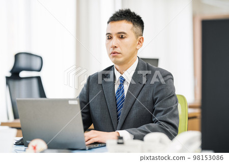 Businessman sleeping in the office 98153086