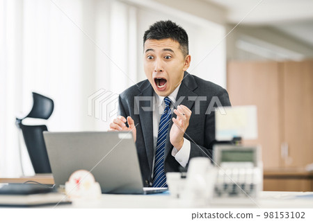 Surprised businessman looking at the computer screen 98153102