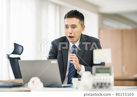 Surprised businessman looking at the computer screen 98153103