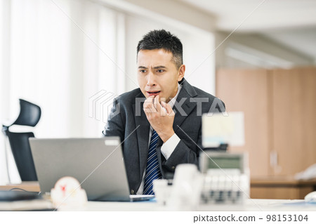 看屏幕的驚奇的商人 98153104