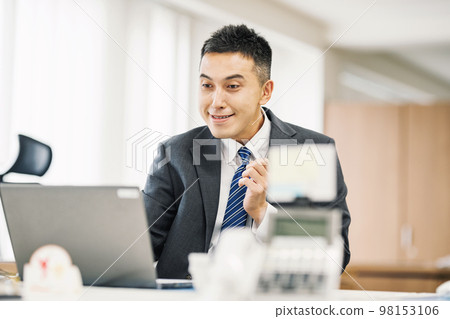 看屏幕的驚奇的商人 98153106