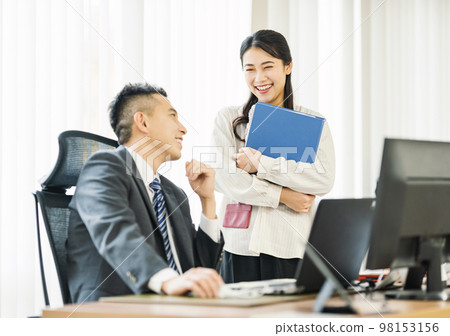 職業女性在辦公室與老闆交談 98153156