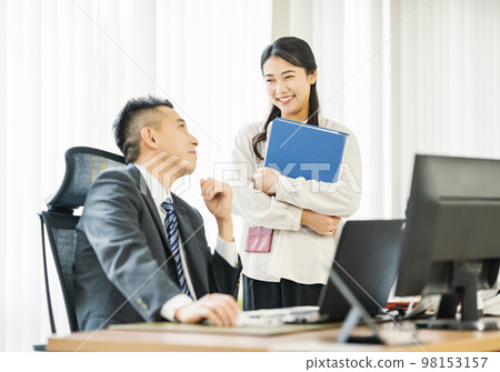 職業女性在辦公室與老闆交談 98153157