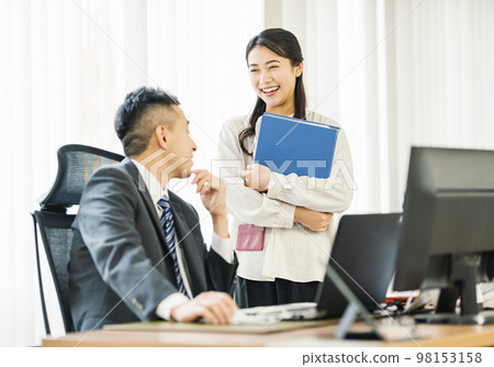 職業女性在辦公室與老闆交談 98153158