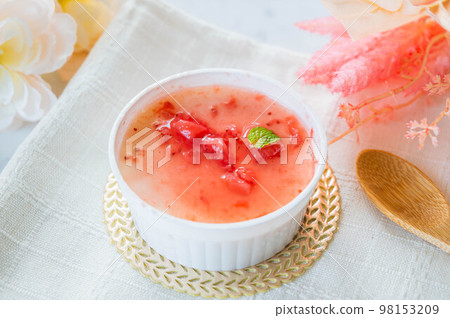 草莓醬杏仁豆腐 草莓醬杏仁豆腐 98153209
