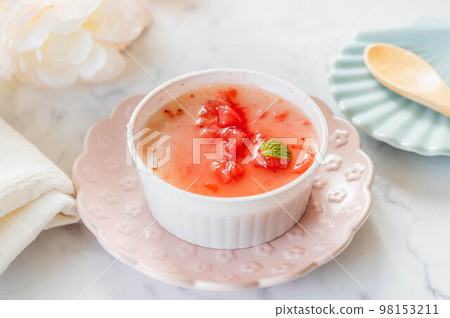草莓醬杏仁豆腐 草莓醬杏仁豆腐 98153211