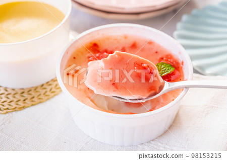 杏仁豆腐草莓醬甜點 98153215