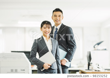 Young male and female business people working in the office 98153252