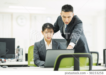 請同事教她工作的職業女性 98153258