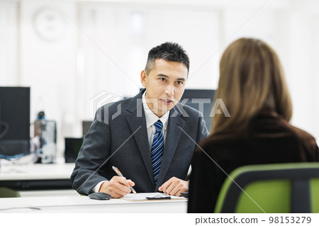 Businessman receiving consultation at the counter 98153279