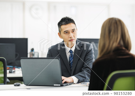 商人在櫃檯接受諮詢 98153280