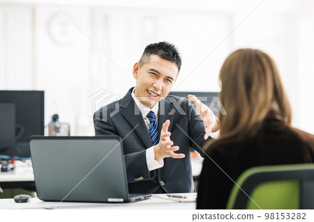 商人在櫃檯接受諮詢 商人在櫃檯接受諮詢 98153282