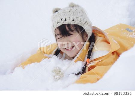 玩雪的女孩七歲 98153325