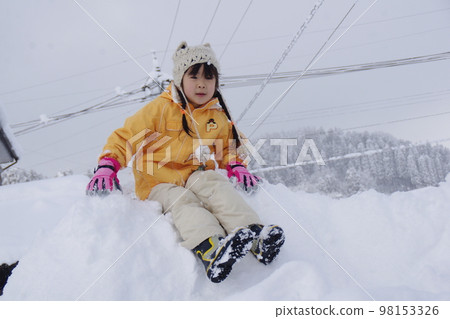 玩雪的女孩七歲 玩雪的女孩七歲 98153326