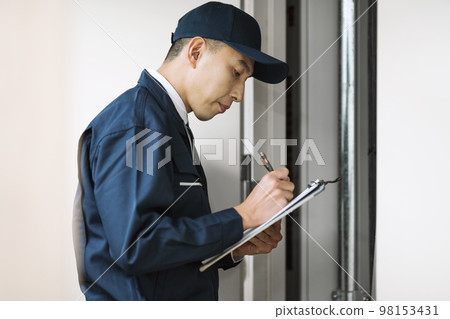 穿工作服檢查設備的男士 穿工作服檢查設備的男士 98153431