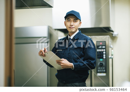 穿工作服檢查設備的男士 穿工作服檢查設備的男士 98153464
