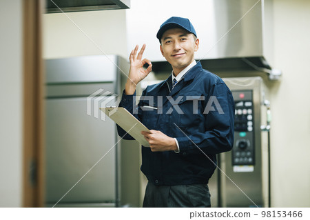 有工作服的男人給出一個好的跡象 有工作服的男人給出一個好的跡象 98153466
