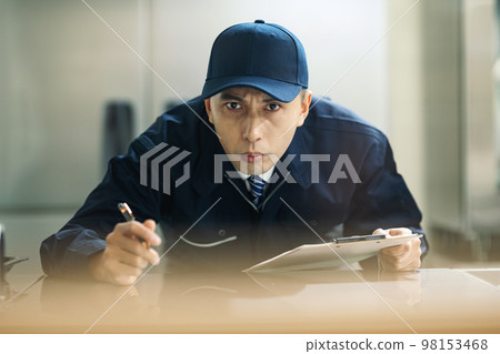 維修人員檢查設備 98153468