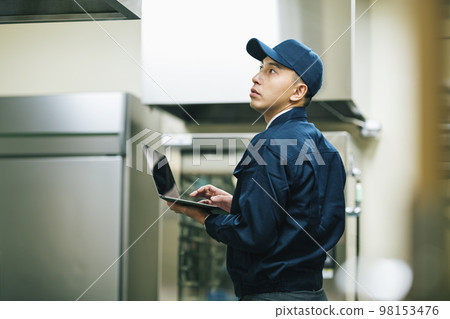 維修人員檢查設備 98153476