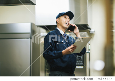 維修工人用智能手機交談 維修工人用智能手機交談 98153482