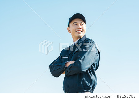 一個穿著工作服的男人的戶外肖像 一個穿著工作服的男人的戶外肖像 98153793