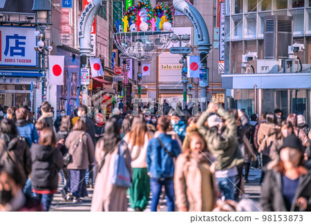 Tokyo cityscape in Japan New Year's Day. No mask required outdoors. Insufficient ventilation... Crowded train with all windows closed... An infection explosion is inevitable = Shibuya 98153873