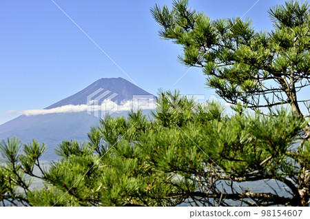 View of Mt. Fuji in summer from Konogami in the Doshi Mountains 98154607