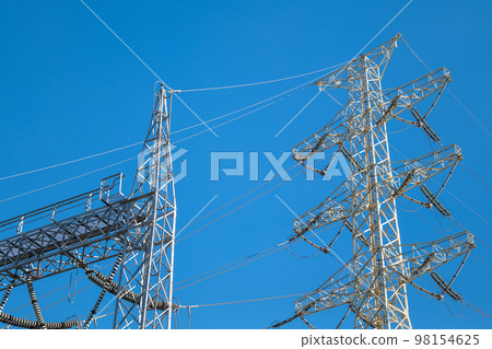在藍天的高壓輸電塔 98154625