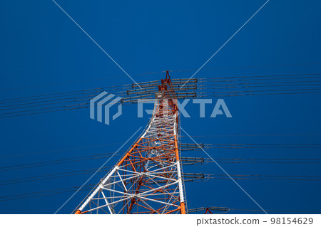 在藍天的高壓輸電塔 在藍天的高壓輸電塔 98154629