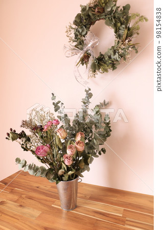 dried flowers and dry wreaths 98154838