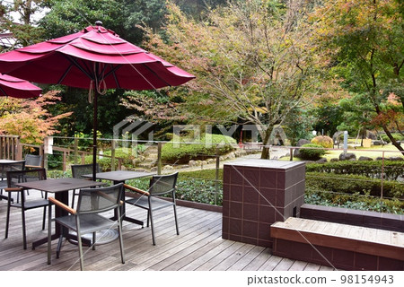 Yugawara Town Yugawara Art Museum cafe terrace, footbath and autumn leaves in the garden Yugawara Town Yugawara Art Museum cafe terrace, footbath and autumn leaves in the garden 98154943