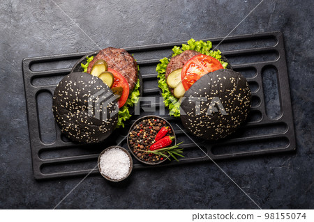 Homemade beef burgers with black buns 98155074