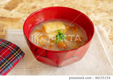 Home-cooked Miso Soup with Nameko Mushrooms 98155159