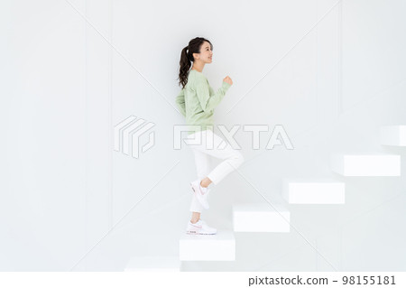 走上樓梯的年輕年輕女子 走上樓梯的年輕年輕女子 98155181