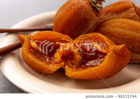 Half-dried dried persimmons Half-dried dried persimmons 98155744