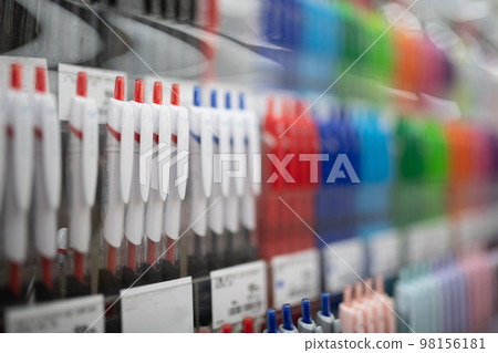 Many well-known ballpoint pens Many well-known ballpoint pens 98156181