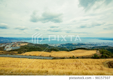 別府灣和山坡上的草地景觀 別府灣和山坡上的草地景觀 98157507