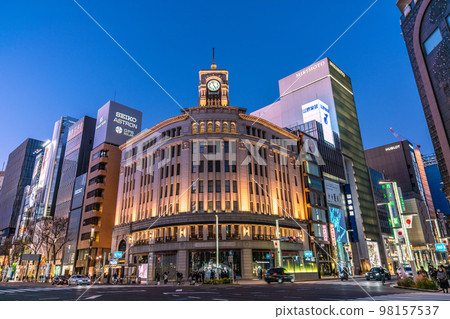 Tokyo cityscape in Japan Glittering Ginza on New Year's Day. New year's day without action restrictions. Foreign tourists who enjoy strolling stand out 98157537
