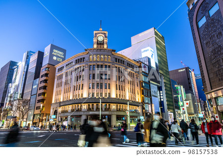 日本的東京城市景觀在元旦閃閃發光的銀座。元旦無行動限制。喜歡散步的外國遊客脫穎而出 98157538