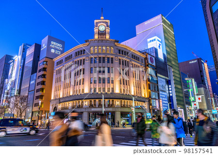 Tokyo cityscape in Japan Glittering Ginza on New Year's Day. New year's day without action restrictions. Foreign tourists who enjoy strolling stand out 98157541