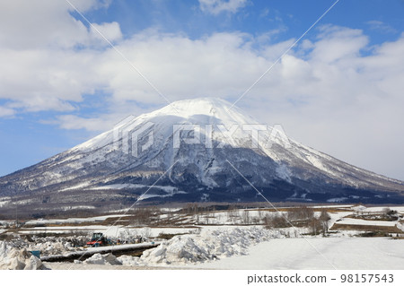 Makkari village, Mount Yotei seen from around the flower parking 98157543