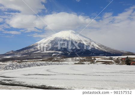 Makkari village, Mount Yotei seen from around the flower parking 98157552