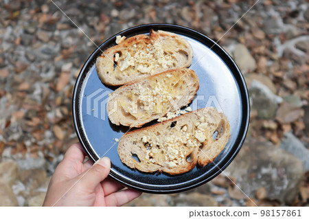 garlic bread, bread or sliced baguette or sliced bread or almond bread 98157861